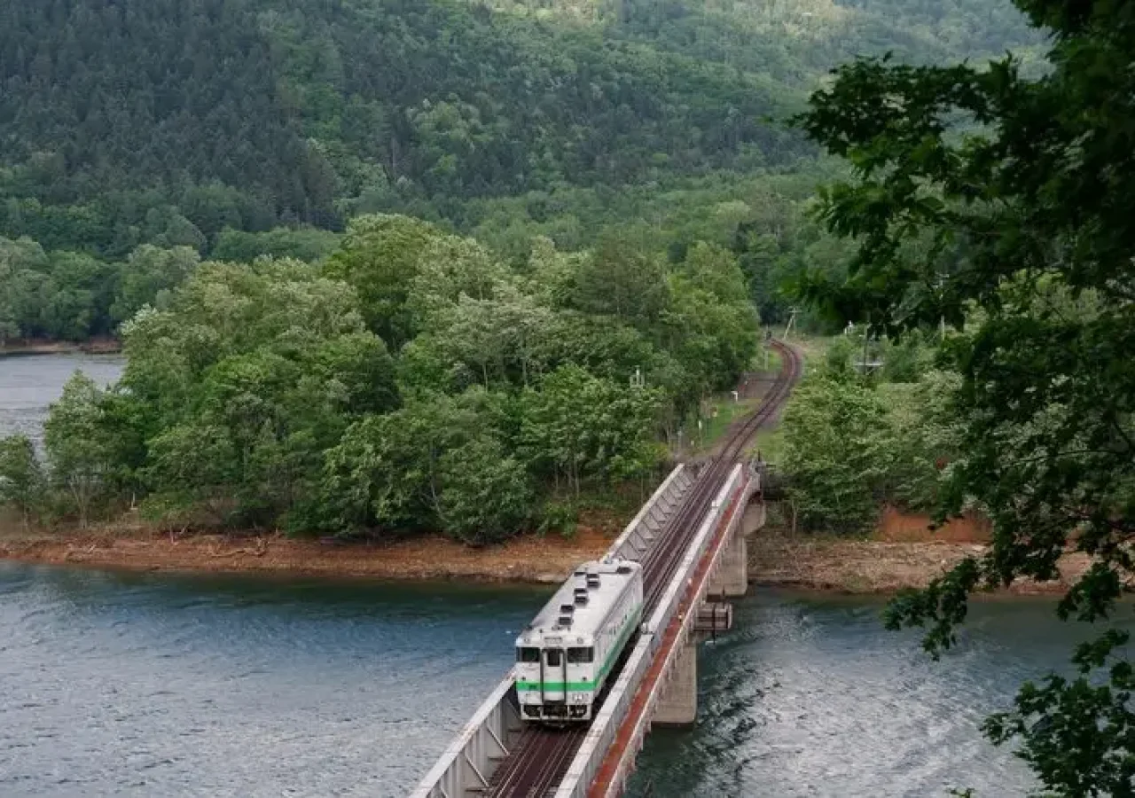 imgi_26_kiha-40-local-train-that-crosses-kanayama-lake_1048944-12871018