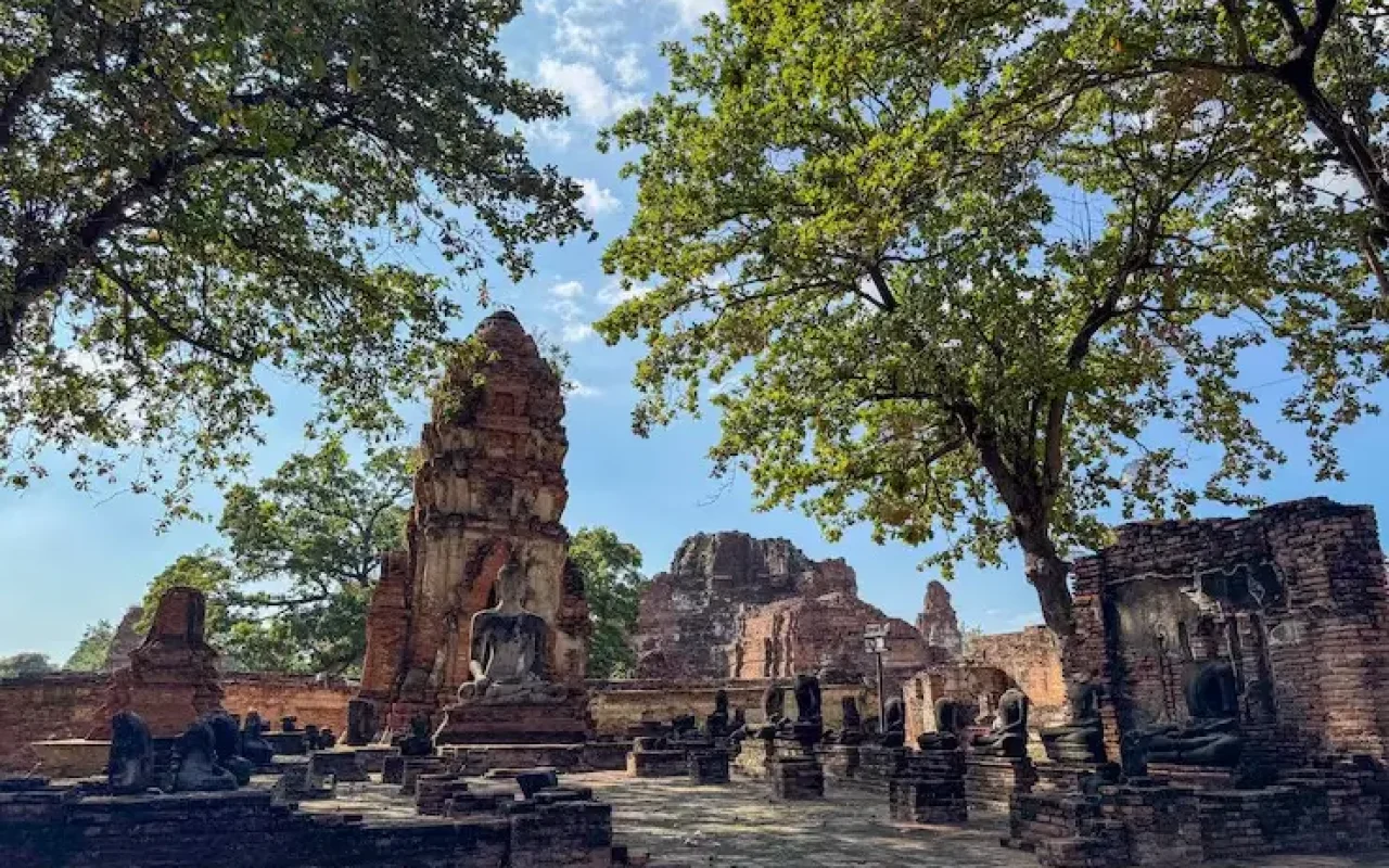 imgi_47_sacred-historical-thai-landmark-with-multiple-buddha-statues-along-walls_482257-125639