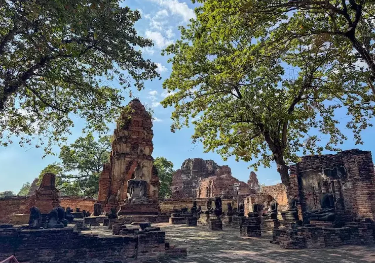 imgi_47_sacred-historical-thai-landmark-with-multiple-buddha-statues-along-walls_482257-125639
