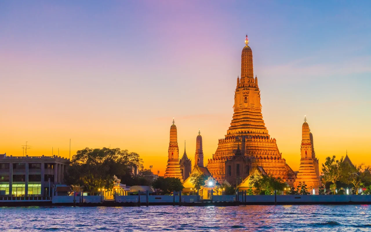 wat-arun-temple-twilight-bangkok-thailand