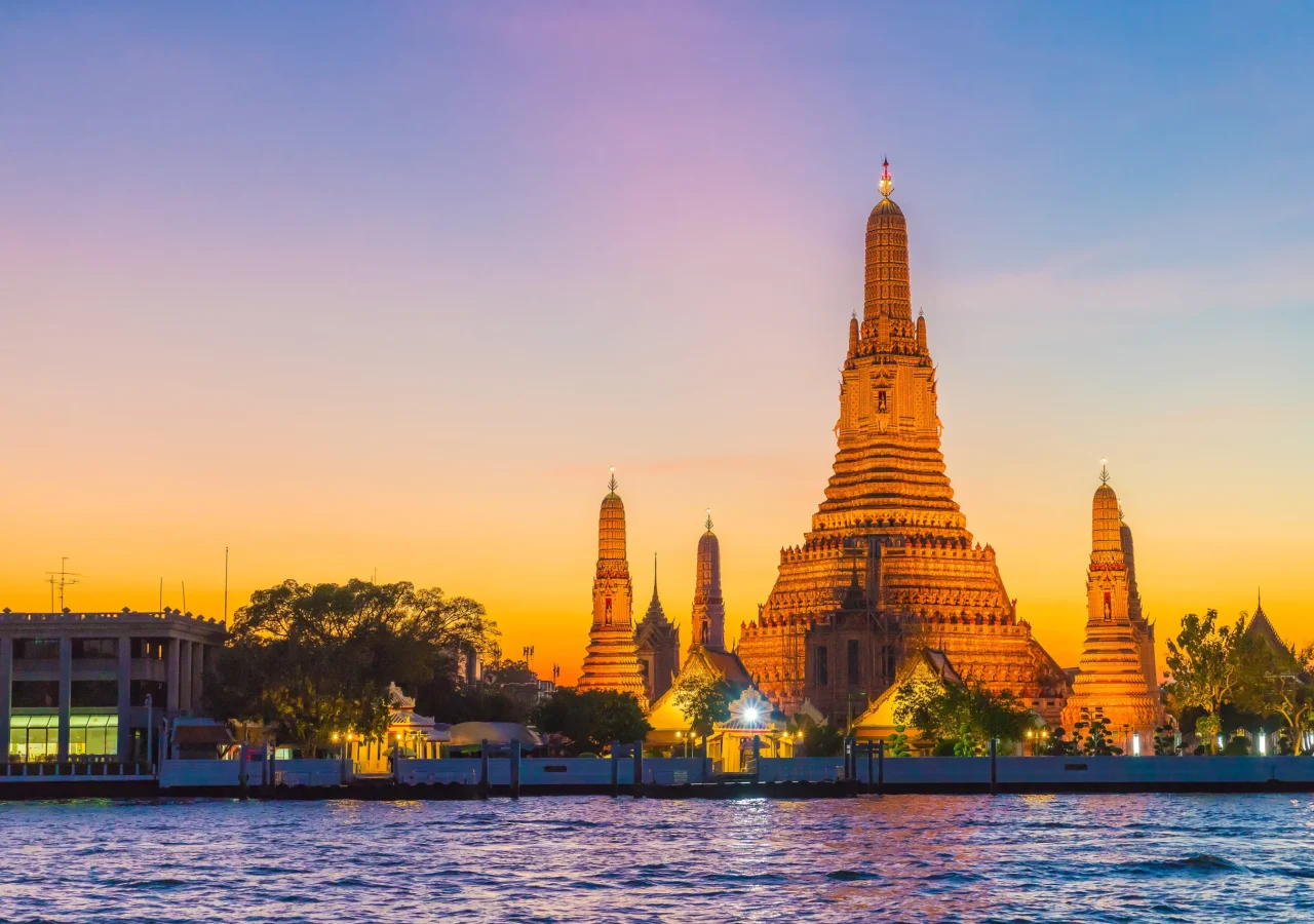 wat-arun-temple-twilight-bangkok-thailand